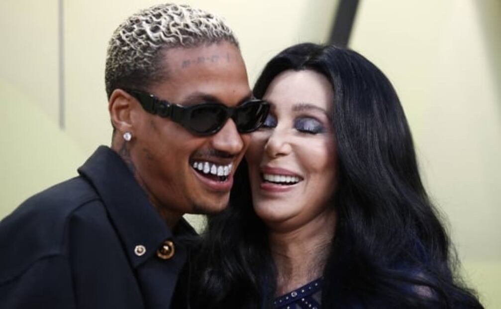 Cher presume y besa a su novio 40 años menor que ella