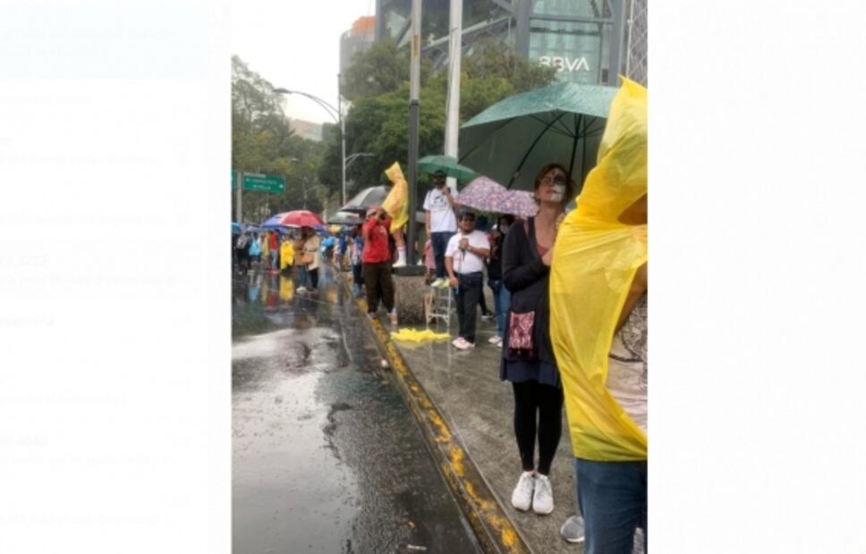 Mega Desfile de Día de Muertos continúa a pesar de la lluvia en la CDMX
