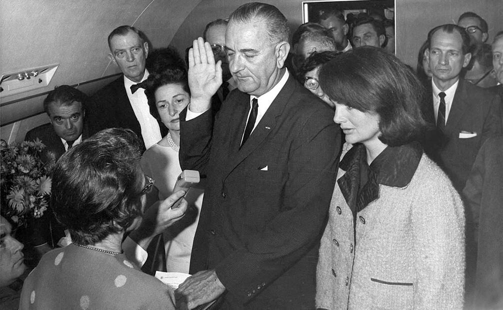 Lyndon B. Johnson (centro) entró en funciones como presidente de Estados Unidos tan sólo dos horas y ocho minutos después del asesinato del presidente Kennedy. A la derecha se ve a la viuda Jacqueline Kennedy, aún conmocionada. Wikimedia Commons.
