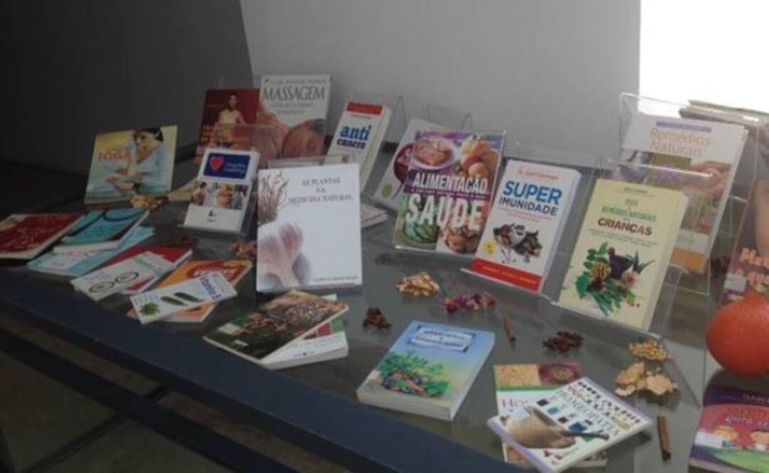 Este pionero proyecto, que se prolongará hasta el 15 de septiembre, reparte gratuitamente entre 50 y 60 libros cada día en parques, jardines, bancos y espacios públicos. FOTO: Facebook/Bibliotecas Municipais de Lisboa.