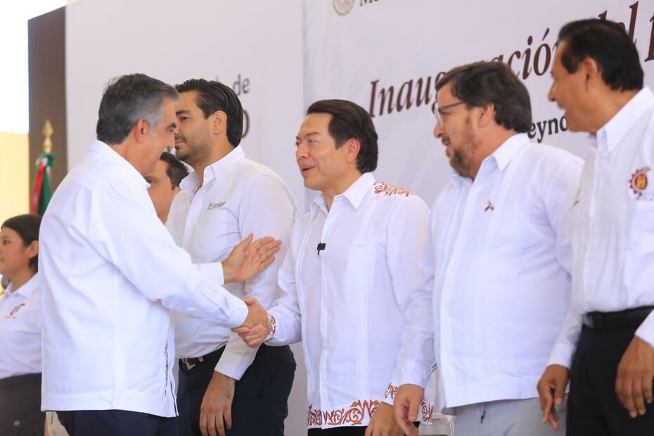 Mario Delgado Carrillo en acto público en Tamaulipas con funcionarios locales.