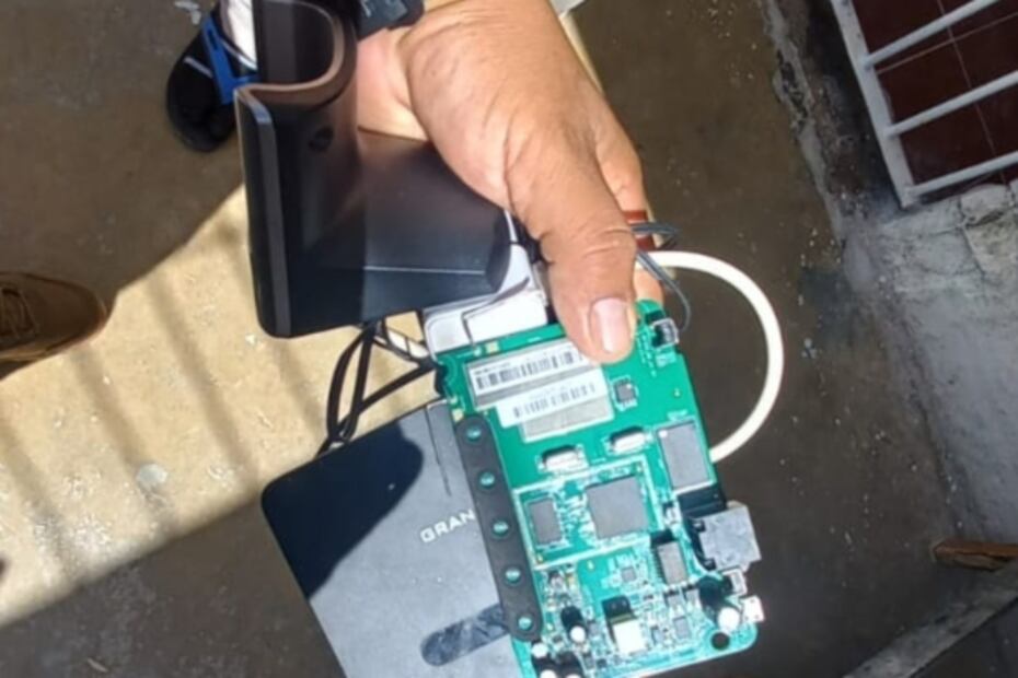 Celulares, videojuegos y módems son decomisados tras revisión en penal de Chetumal