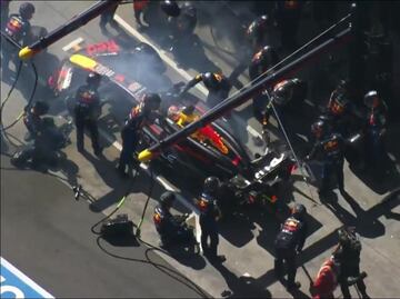 Max Verstappen sufre incendio en su monoplaza y abandona muy temprano el GP de Australia