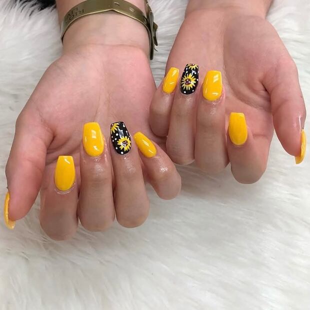 El contraste amarillo y negro destaca los detalles. Foto: Instagram @nailsby_juney