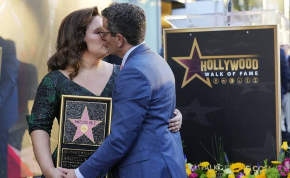 Angélica Vale recibe su estrella en Hollywood entre familiares, amigos y besos 