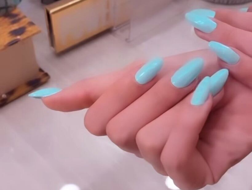 Belinda luce uñas forma almendra color azul. Foto: Instagram