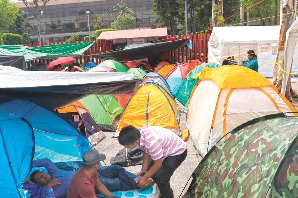 Otra vez. La semana pasada, maestros de la Coordinadora bloquearon las entradas al recinto legislativo de San Lázaro. Foto/ARCHIVO EL UNIVERSAL