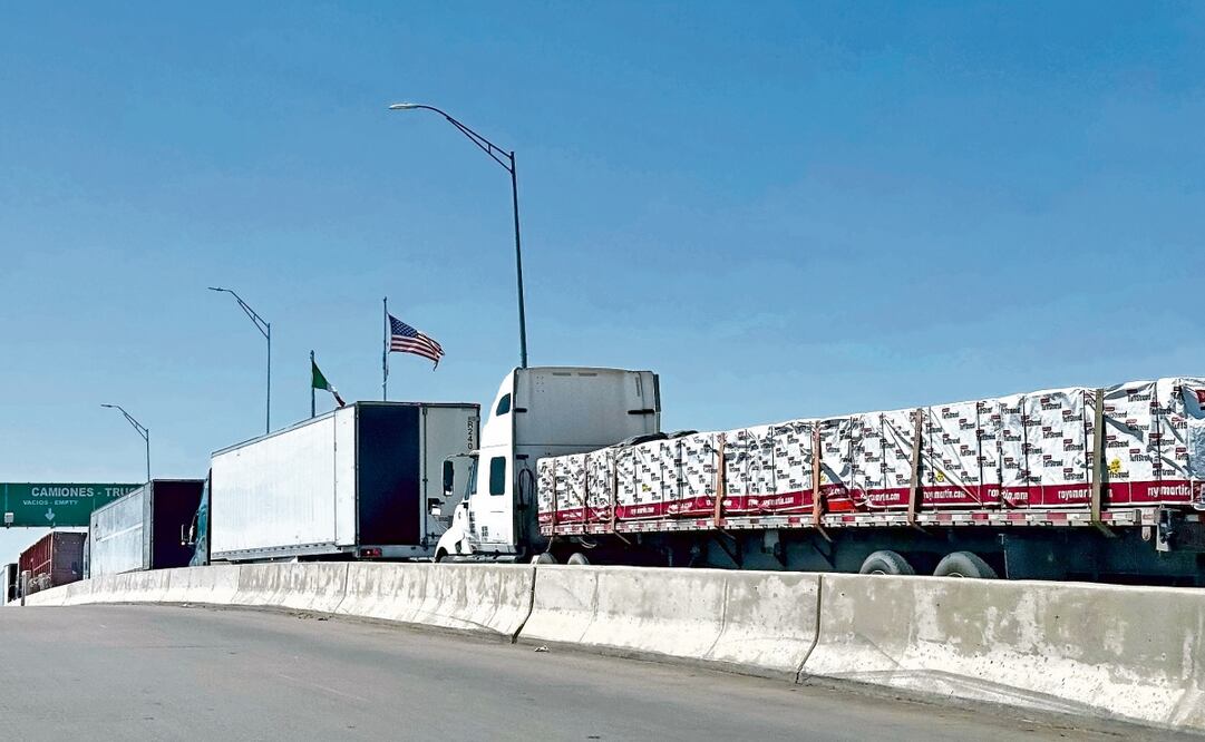 Camiones esperan para cruzar a Estados Unidos este sábado, en el Puente Internacional Zaragoza en Ciudad Juárez, México. Foto:  Luis Torres / EFE