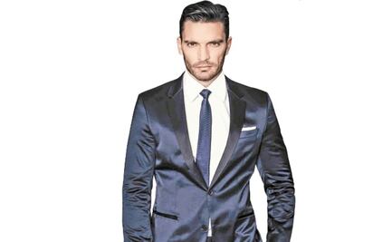 Julián Gil echa al virus de su casa