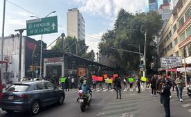 Bloqueo en Insurgentes a la altura de Barranca del Muerto provoca caos vial; trabajadores protestan por despidos