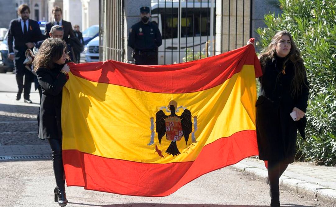 Vestidos de oscuro, los familiares de Franco llevaron lazos con la bandera española en solapas de chaquetas y abrigos (Fotos: Reuters)