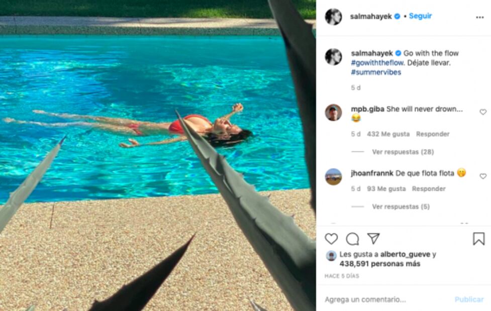 Salma Hayek muestra cómo usar un bikini después de los 50 años y verse espectacular