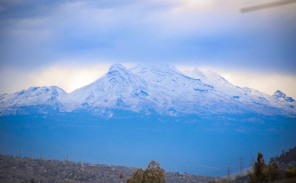 Así lucen los volcanes Iztaccíhuatl y Popocatépetl desde el oriente del Estado de México. Foto: Luis Camacho |EL UNIVERSAL