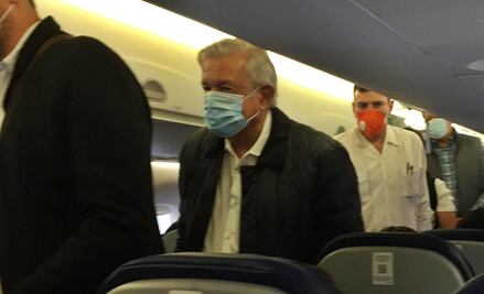 AMLO viaja en vuelo comercial a Culiacán, Sinaloa, con cubrebocas
