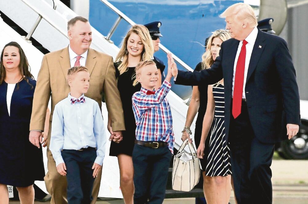 Donald Trump (der.) se reunió ayer con familias de empresarios que se dicen afectados por la reforma sanitaria de Barack Obama, en Cincinnati, Ohio (JONATHAN ERNST. REUTERS)