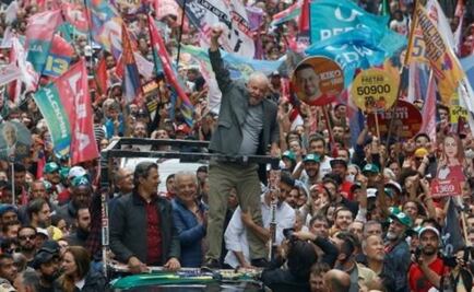Entre consignas y bocinazos, Lula y Bolsonaro cierran campañas electorales en Brasil