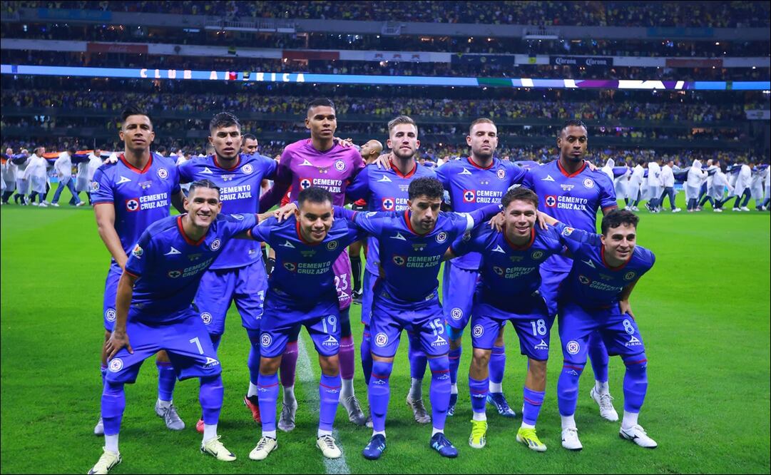 La afición del Cruz Azul se hace presente en el estadio Azteca / Foto: Imago7