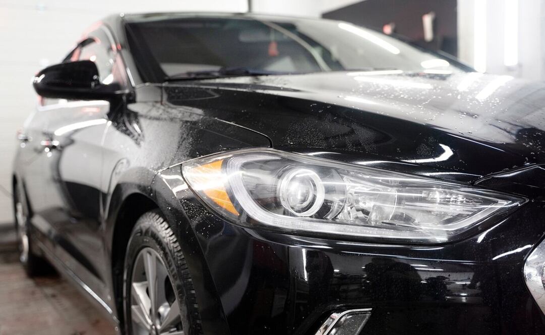 Deja los faros de tu auto como nuevos con este producto. Foto: Freepik