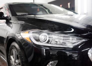 Quítale lo amarillento a los faros del auto con carbón