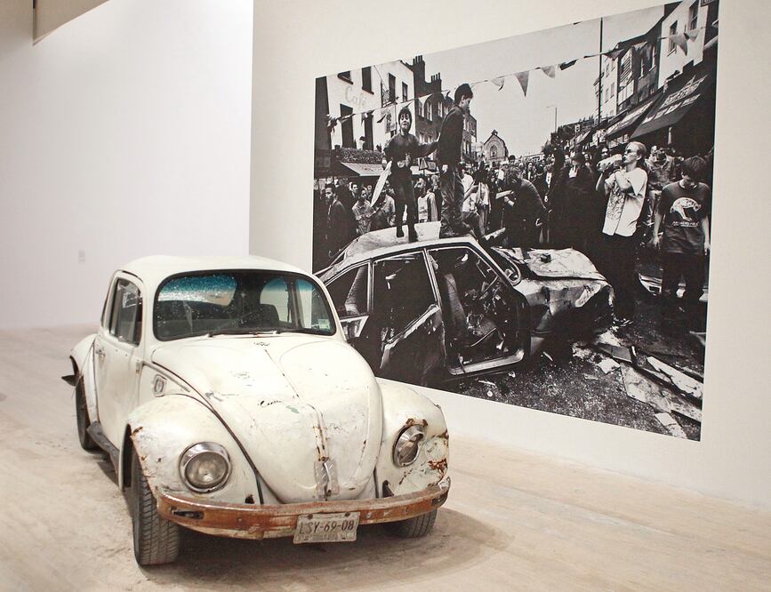La muestra "Debemos convertirnos en idealistas o morir" presenta la instalación y fotografía "Kill the cars" (Londres, 1996) (ADRIÁN HERNÁNDEZ. EL UNIVERSAL)