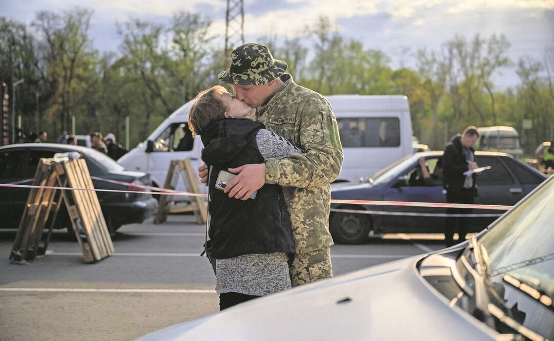 El soldado Grigory y su esposa Oksana se reencontraron por primera vez luego de un año de estar separados; ella huyó de Mykhailovka, ocupada por Rusia. Foto: Ed Jones/ AFP.