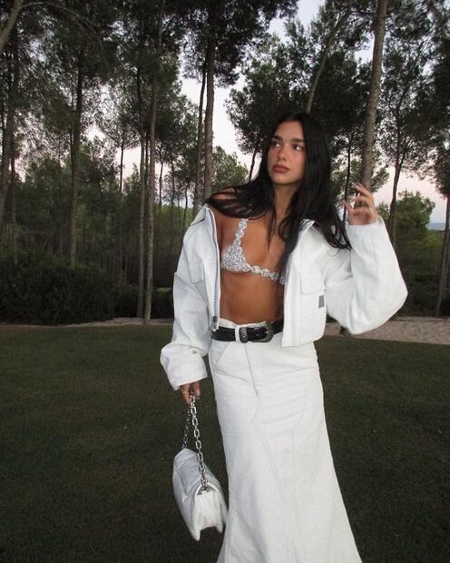 Dua Lipa celebra su cumpleaños con sensual bikini de los 2000
