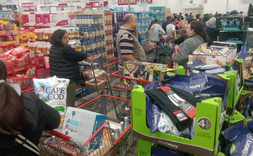 Clientes realizan las últimas compras navideñas. Foto: Fernanda Rojas - EL UNIVERSAL