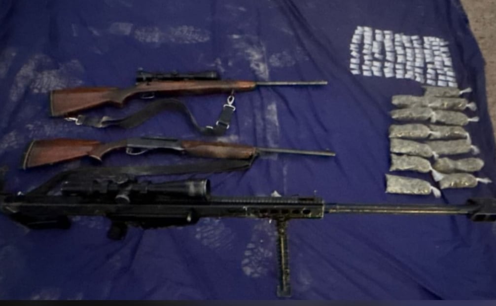 Aseguran armas largas y dosis de drogas en Sinaloa (12/11/2025). Foto: Especial