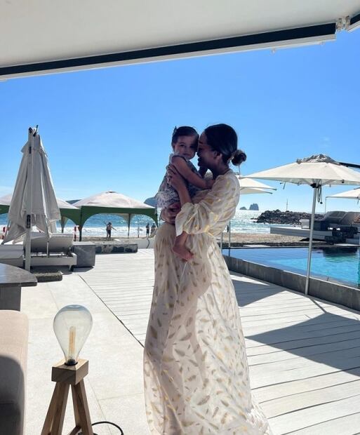 Perfecta. El look de embarazo de Ximena Navarrete en la playa