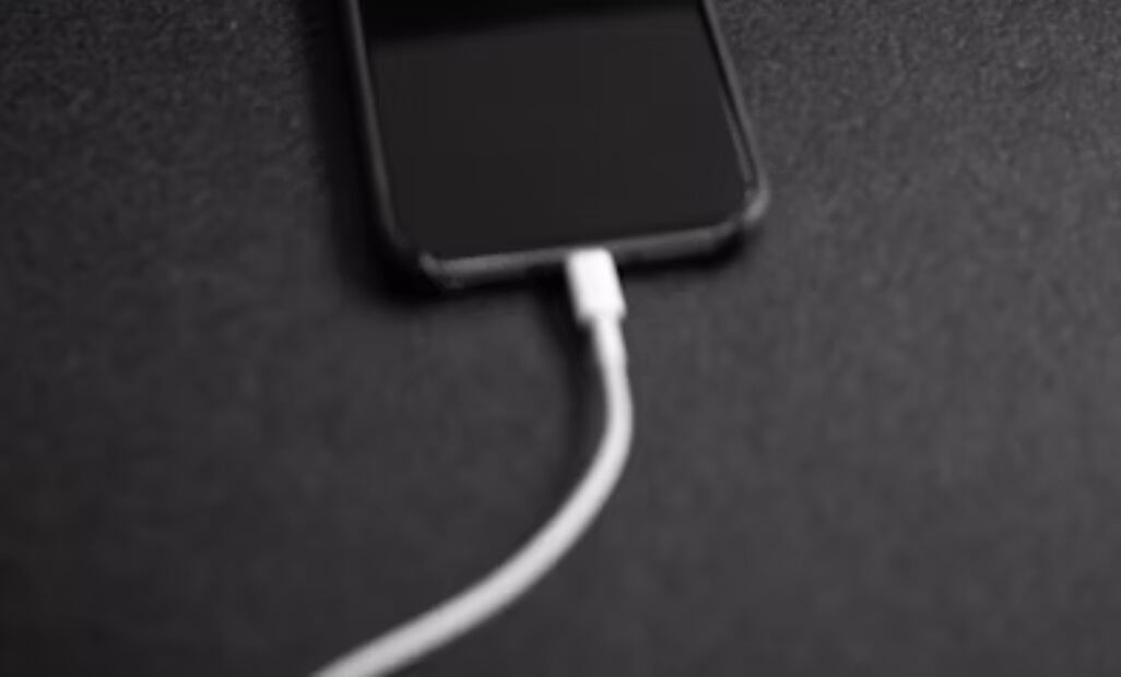 Por qué no deberías dejar tu cargador conectado todo el tiempo. Imagen: Unsplash