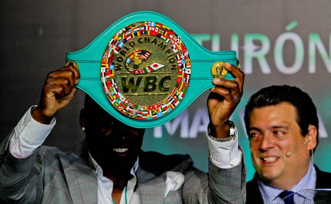 Adonis Stevenson y Mauricio Sulaimán en la presentación del fajín para el ganador de la pelea Mayweather-Pacquiao
