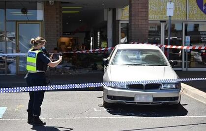 Abuelito de 93 años choca contra un centro comercial y deja 6 heridos 