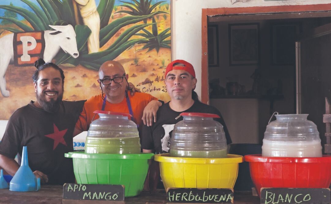 Con 15 años de historia, La Burra Blanca (Donceles 83) funciona con un concepto renovado de pulquería, coinciden su dueño, Marco Hernández Valadez (izquierda), y su equipo. Fotos: de Carlos Mejía. El Universal