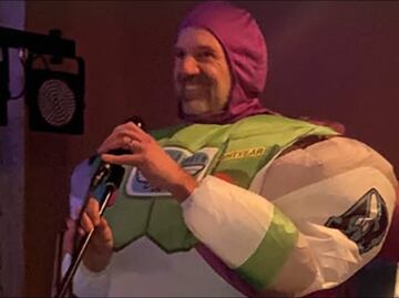 Adrian Newey aparece en fiesta disfrazado de Buzz Lightyear; así celebra su cumpleaños