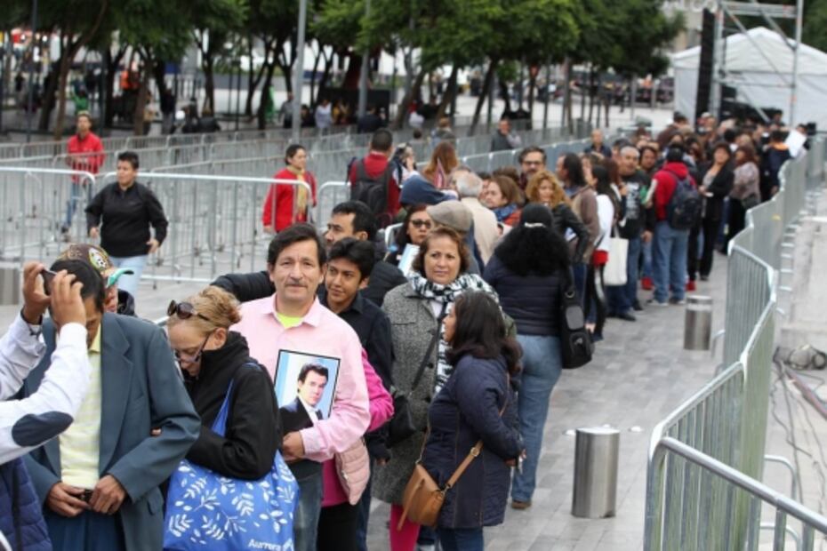 Admiradores esperan a José José en Bellas Artes