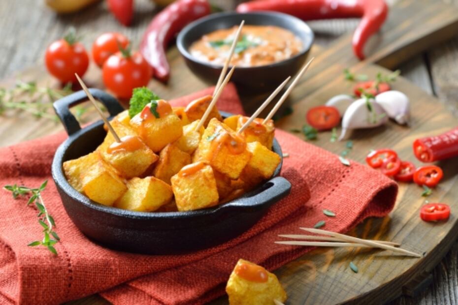 Prepara patatas bravas y acompáñalas con esta cerveza