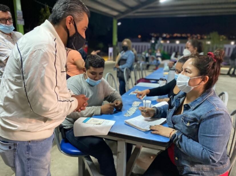 Por la vacuna en EU, papás de adolescentes duermen en DIF Nogales