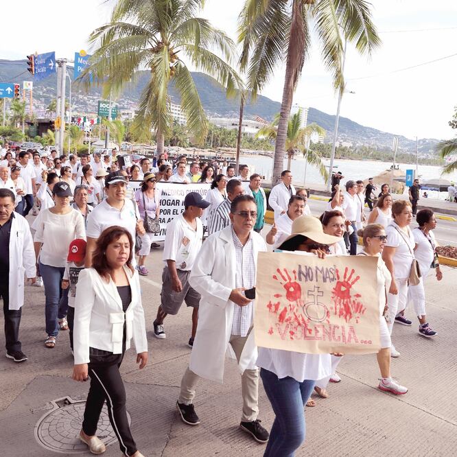 Clamor de justicia. Familiares y compañeros de la doctora Reyna Valenzo dieron 48 horas a las autoridades para esclarecer el crimen. (BERNANDINO HERNÁNDEZ. CUARTOSCURO)