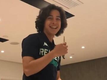 Andrés Guardado le hace novatada a Diego Lainez