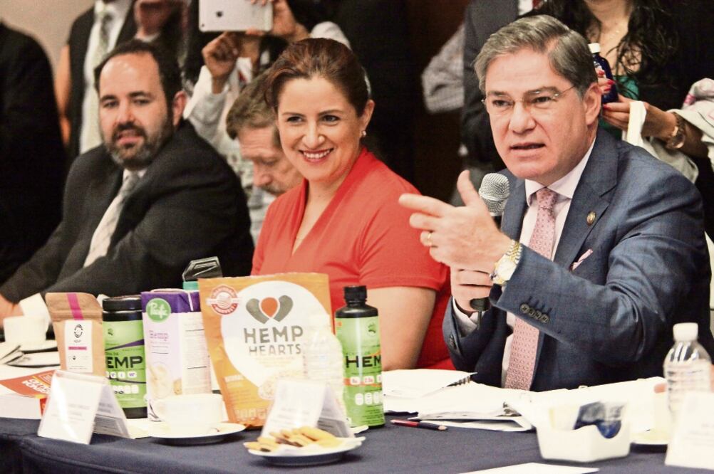 En la reunión extraordinaria de las Comisiones Unidas, el senador Fernando Mayans (PRD) mostró varios productos que se venden libremente en Estados Unidos, entre los que se incluye el medicamento que necesita la niña Grace Elizalde (LUCÍA GODÍNEZ)