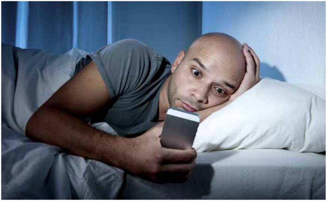 Usar el celular antes de dormir puede afectar tu sueño. Foto: Archivo / EL UNIVERSAL