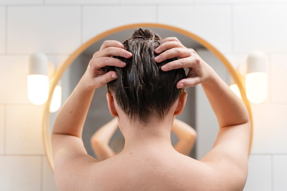 Aplicar café en el cabello mejora el crecimiento, la salud del cuero cabelludo y la apariencia. Foto: Freepik