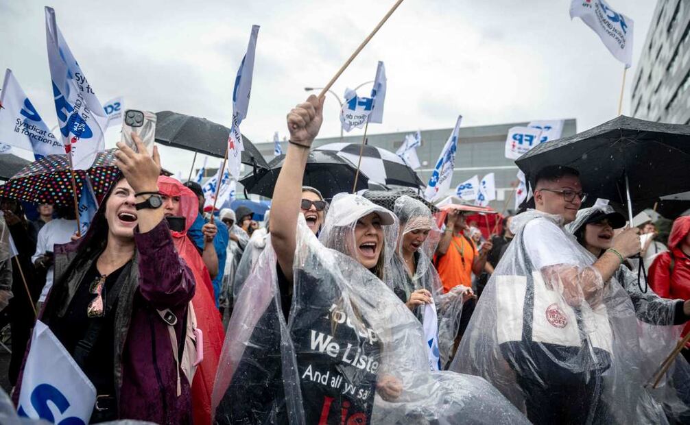 Auxiliares de vuelo protestan frente a la sede de Air Canada, cerca del Aeropuerto Pierre-Elliott Trudeau en Montreal, Quebec, Canadá. Foto: AFP