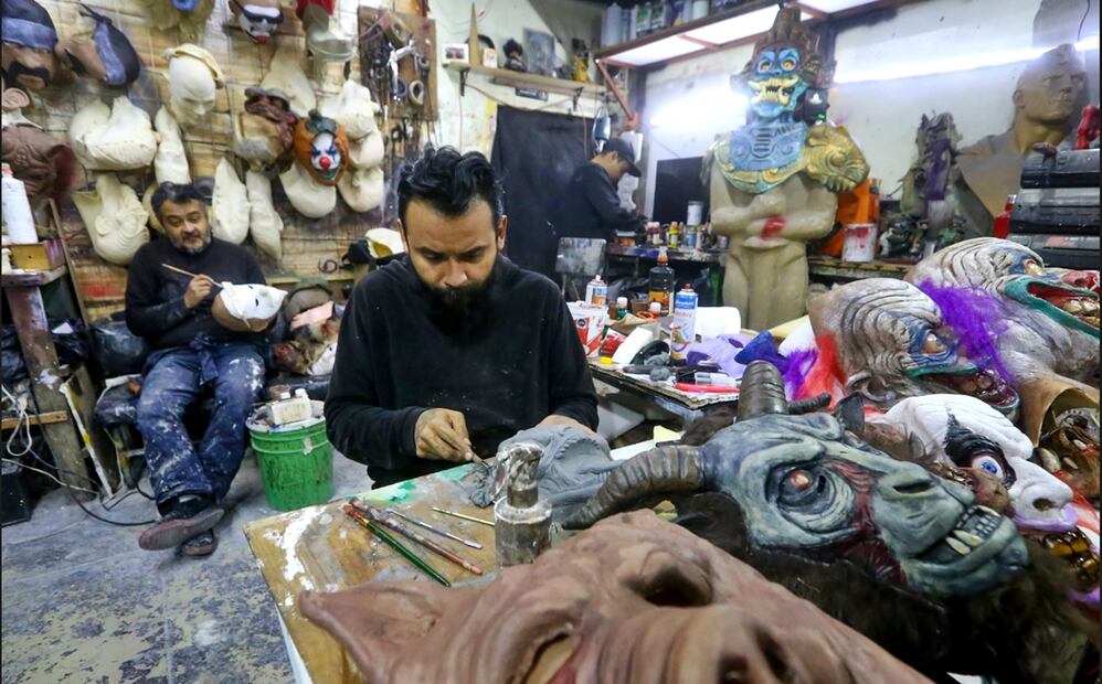 Entre moldes, pinturas y pinceles, los hermanos Cisneros: Oscar, Aldo y José, en colaboración con Adrián Ramírez, crearon un espacio donde realizan un proyecto dedicado a la fabricación de máscaras. Foto: Luis Camacho/EL UNIVERSAL