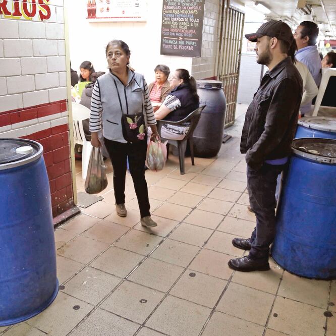 En el mercado de Constitución de 1917, en Iztapalapa, los locatarios de negocios de comida guardaron agua en varios tambos. Foto: AGUSTÍN SALINAS. EL UNIVERSAL