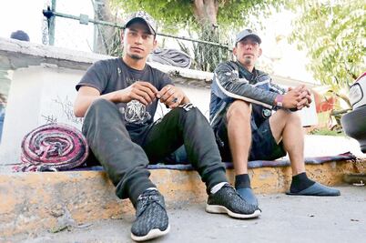 Migrantes expulsados duermen en alrededores de albergue