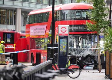 Choca autobús de dos pisos en Londres; reportan 15 personas hospitalizadas