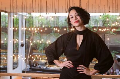  Maya Zapata ve sombras en las luces decembrinas