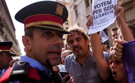 Ordenan a policía de Cataluña intervenir urnas en centros electorales