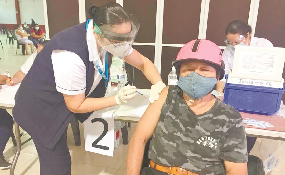José Manuel Márquez López acudió a aplicarse el medicamento para prevenir el coronavirus sin miedo, comenta. Foto: Leobardo Pérez. EL UNIVERSAL